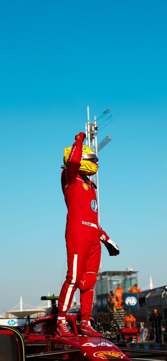 Sıralama turlarını kaçırmışım uyandım Hamilton pole almış bu tarihi ana tanıklık edemediğim için çok üzgünüm ama aynı zamanda tekrardan zirvede görmek beni çok mutlu etti