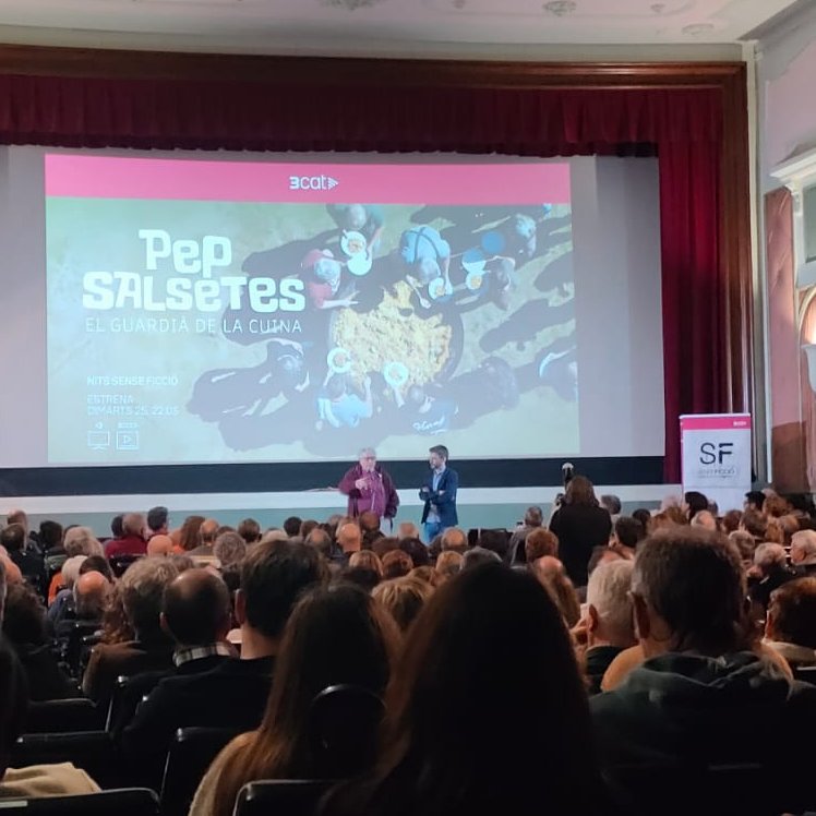 martividal21's tweet photo. Ahir, prestrena del documental Pep Salsetes: Guardià de la cuina. @senseficcio 
La cuina és territori, economia i paisatge. I en Pep és inconformisme, ecologisme, independentisme i països catalans.
Un regal haver-lo pogut acollir a la festa de la sega de Gombrèn de l’any passat. https://t.co/lOSb5NTvOp