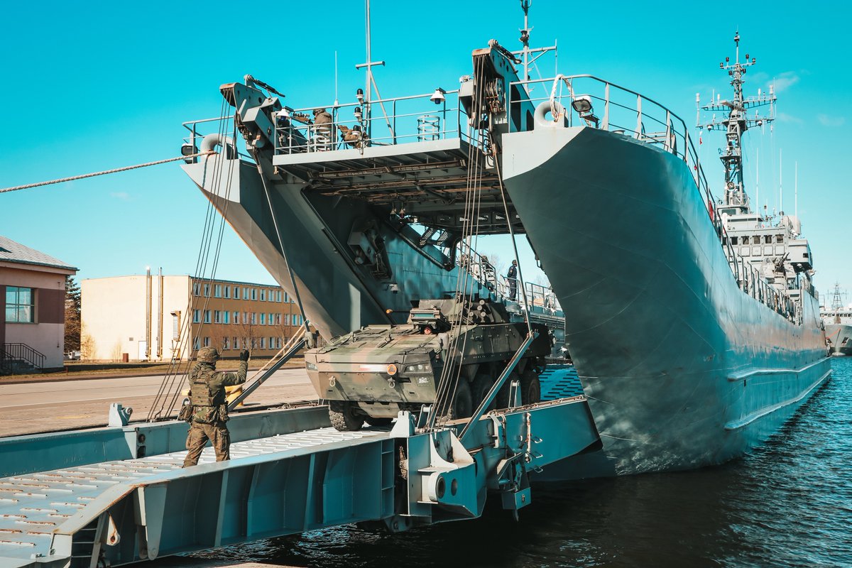 Marynarka Wojenna RP/ Polish Navy (@marwojrp) on Twitter photo 💥Interoperacyjność Sił Zbrojnych RP w akcji!💥
Przez ostatnie dni mieliśmy okazję łączyć zdolności bojowe Marynarki Wojennej oraz Wojsk Lądowych. 💪Żołnierze i sprzęt z <a href="/17WBZ/">17 Wielkopolska Brygada Zmechanizowana</a> wzięli udział w szkoleniu na morzu na pokładzie okrętu transportowo-minowego z #2dOTrM #8FOW ⚓🇵🇱 💥Interoperacyjność Sił Zbrojnych RP w akcji!💥
Przez ostatnie dni mieliśmy okazję łączyć zdolności bojowe Marynarki Wojennej oraz Wojsk Lądowych. 💪Żołnierze i sprzęt z <a href="/17WBZ/">17 Wielkopolska Brygada Zmechanizowana</a> wzięli udział w szkoleniu na morzu na pokładzie okrętu transportowo-minowego z #2dOTrM #8FOW ⚓🇵🇱