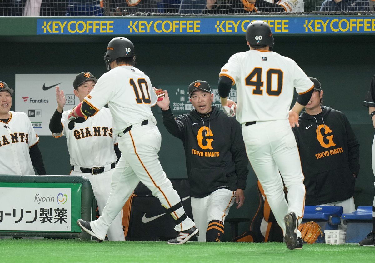 sanspo_giants's tweet photo. 【🔥#熱闘撮って出し🔥】　
#甲斐拓也 選手が移籍後初アーチ。#岡本和真 選手らチームメートも歓喜（撮影・今野顕）

#ジャイアンツ #giants #巨人 #サンスポ https://t.co/XqE1AdKMbU