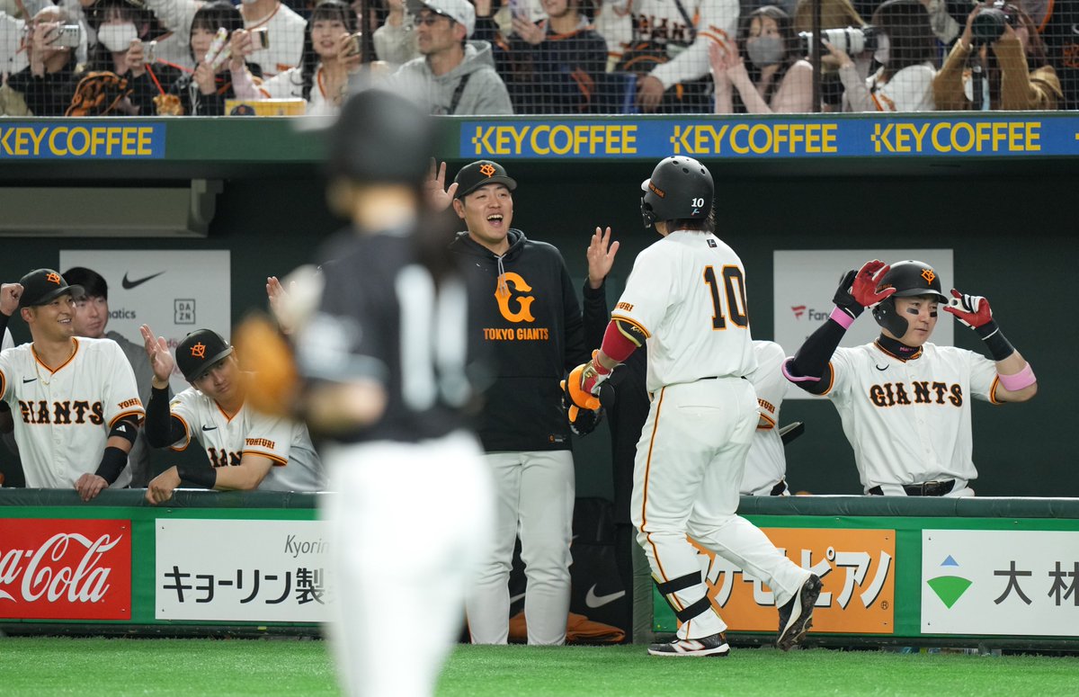 sanspo_giants's tweet photo. 【🔥#熱闘撮って出し🔥】　
#甲斐拓也 選手が移籍後初アーチ。#岡本和真 選手らチームメートも歓喜（撮影・今野顕）

#ジャイアンツ #giants #巨人 #サンスポ https://t.co/XqE1AdKMbU