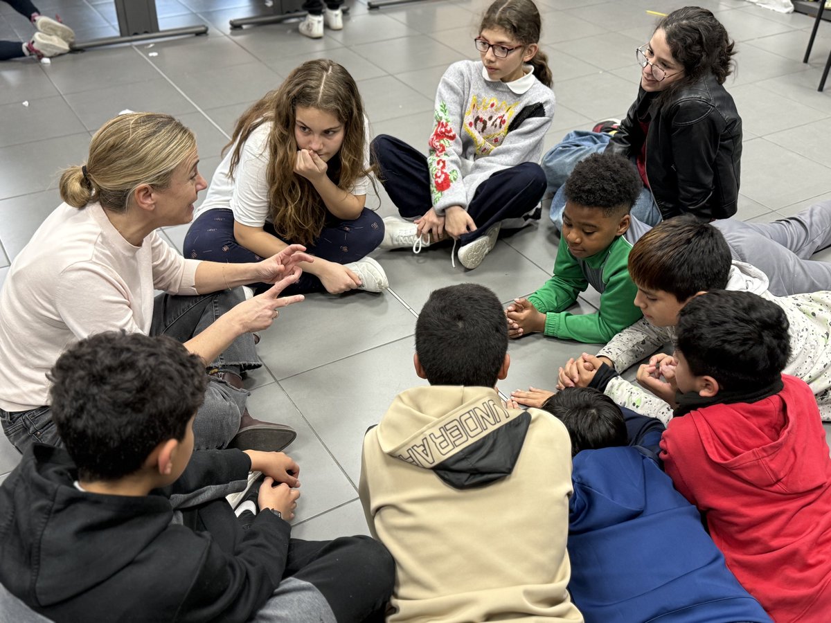 Cooperación Internacional - IYC (@cooperacion) on Twitter photo 🎭 ¡Arrancan los Talleres de Teatro de #VolandoJuntos junto a <a href="/BoeingEurope/">Boeing Europe</a>! A través de juegos de interpretación, jóvenes desarrollarán confianza, creatividad y trabajo en equipo, reflexionando sobre buenas prácticas para prevenir el acoso. 🎬💡 #TeatroParaElCambio #Educación 🎭 ¡Arrancan los Talleres de Teatro de #VolandoJuntos junto a <a href="/BoeingEurope/">Boeing Europe</a>! A través de juegos de interpretación, jóvenes desarrollarán confianza, creatividad y trabajo en equipo, reflexionando sobre buenas prácticas para prevenir el acoso. 🎬💡 #TeatroParaElCambio #Educación