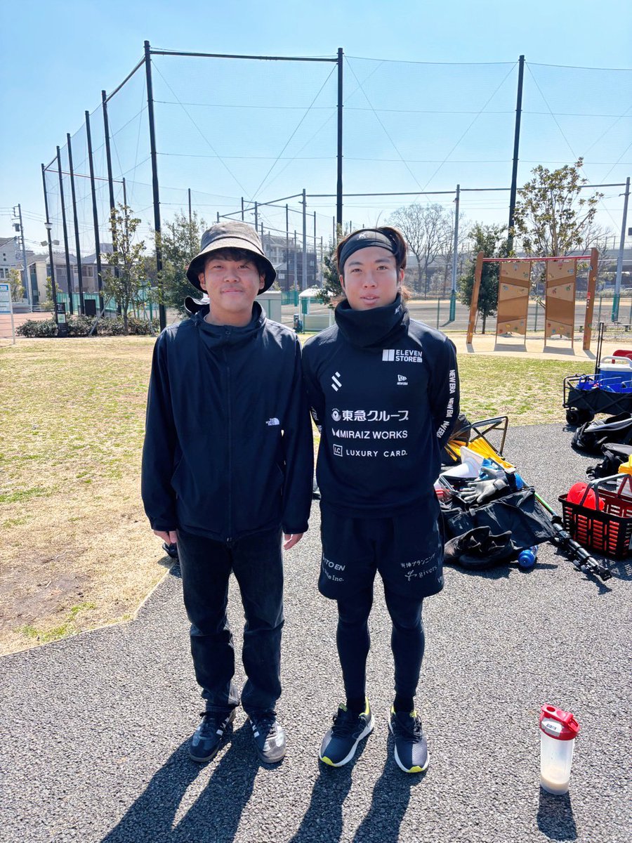 issa____13's tweet photo. 元藤枝の小関陽星さんに会いに渋谷へ

会った瞬間、驚いた顔で「何でいるの！」と…笑
練習中も楽しんでプレーしている姿を見れて良かった！いつも藤枝の試合を観てくれてるそうです！次は試合行きますねばも！
@yosei0510 https://t.co/KInP0gH3Qu