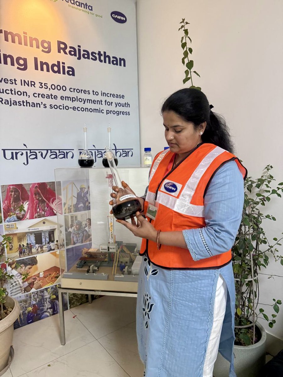 NeeruYadavJJN's tweet image. मंगला प्रोसेसिंग टर्मिनल MPT बाड़मेर में तेल के कुए
के बारे में विस्तृत रूप से समझा एवं जमीन के अंदर से 5000 फिट गहराई से कैसे तेल निकाला जाता हैं यह समझा....
.
.
.
#MangalaProcessingTerminal #oilextraction #OilDrilling #NaturalResources