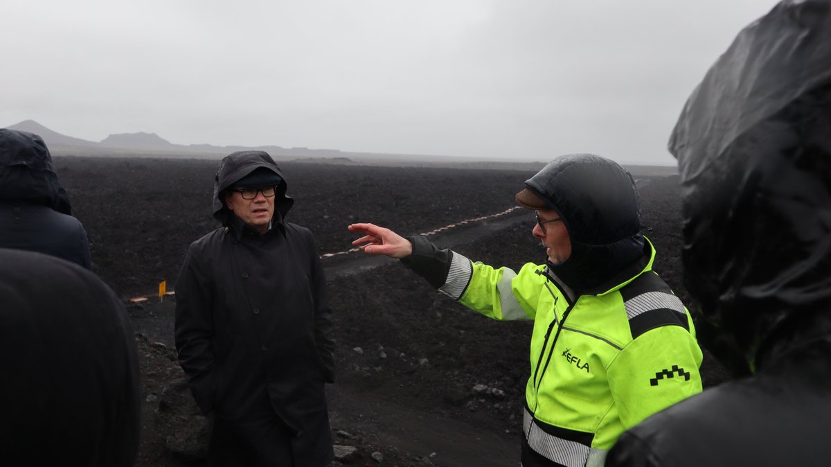 Sendiherrar aðildarríkja ESB á Íslandi heimsóttu Grindavík í dag. Fundað  var með forseta bæjarstjórnar og formanni nefndar um málefni  Grindavíkur sem fóru yfir stöðu mála og framtíðaráskoranir bæjarins.  Fyrirtæki voru heimsótt og varnargarðar skoðaðir.