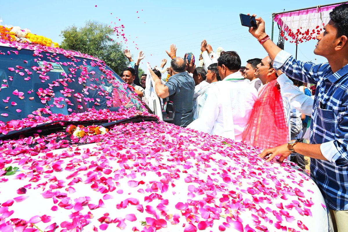 ashokgehlot51's tweet photo. दौसा जिले में दौसा, सिकराय, सिकंदरा पर स्वागत सत्कार एवं स्नेह के लिए आभार। https://t.co/HbjQgJZOmE