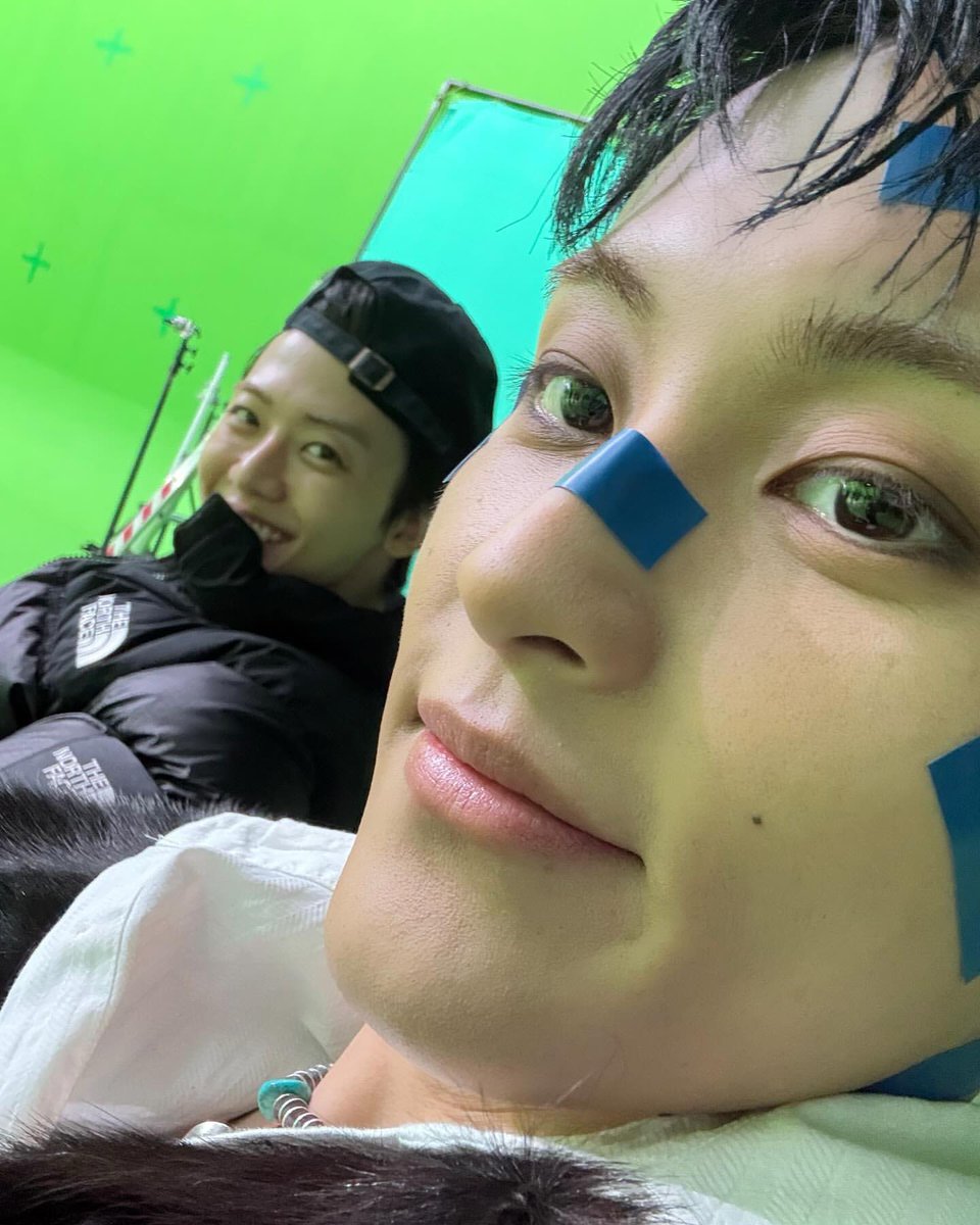 merlynsie's tweet photo. มาร์คมาลงเซลฟี่กับแจมินเพิ่ม คือน้องไปหาที่กองถ่าย +82 pressin จริงๆแหละ ละมุมแบบเต็มจอ 🥹 https://t.co/PQBKRmAsS6