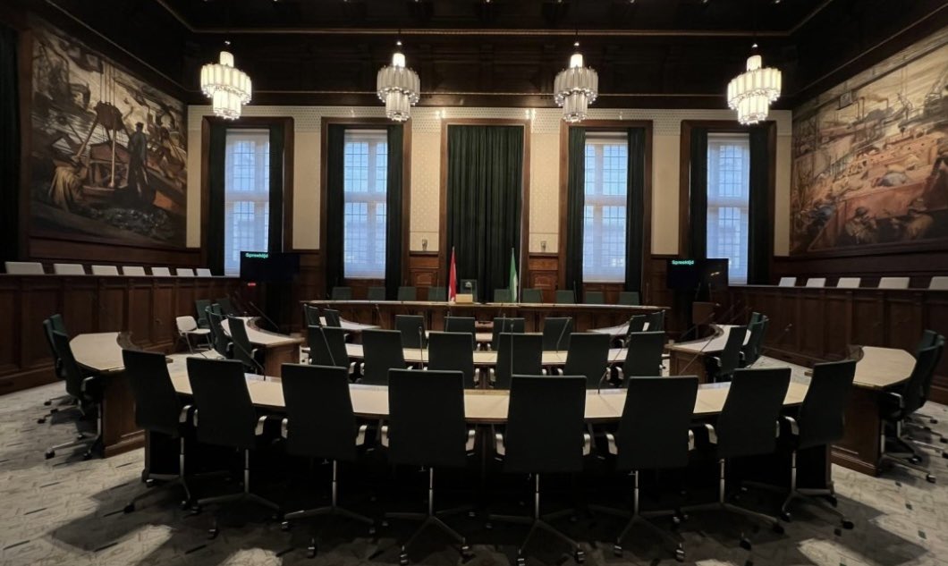 Raadsleden overleggen in hun raadswerk. Maar met wie doen ze dat? Collega-fractieleden? Of griffiemedewerkers of ambtenaren? @invior_ onderzocht het, vooruitlopend op het boek ‘Sterke Raad’ (dat 26-3 wordt gepubliceerd). raadsleden.nl/actueel/nieuws…