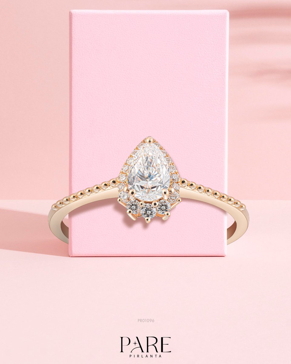 Gelenekten gelen incelikle, bugünün zarafeti birleşti.

Damla Tektaş Pırlanta Yüzük - PR01096

Daha fazlası için web sitemizi ziyaret edin!
parepirlanta.com

#parepırlanta #geleneksel #damlakesim #pırlantayüzük #yüzük