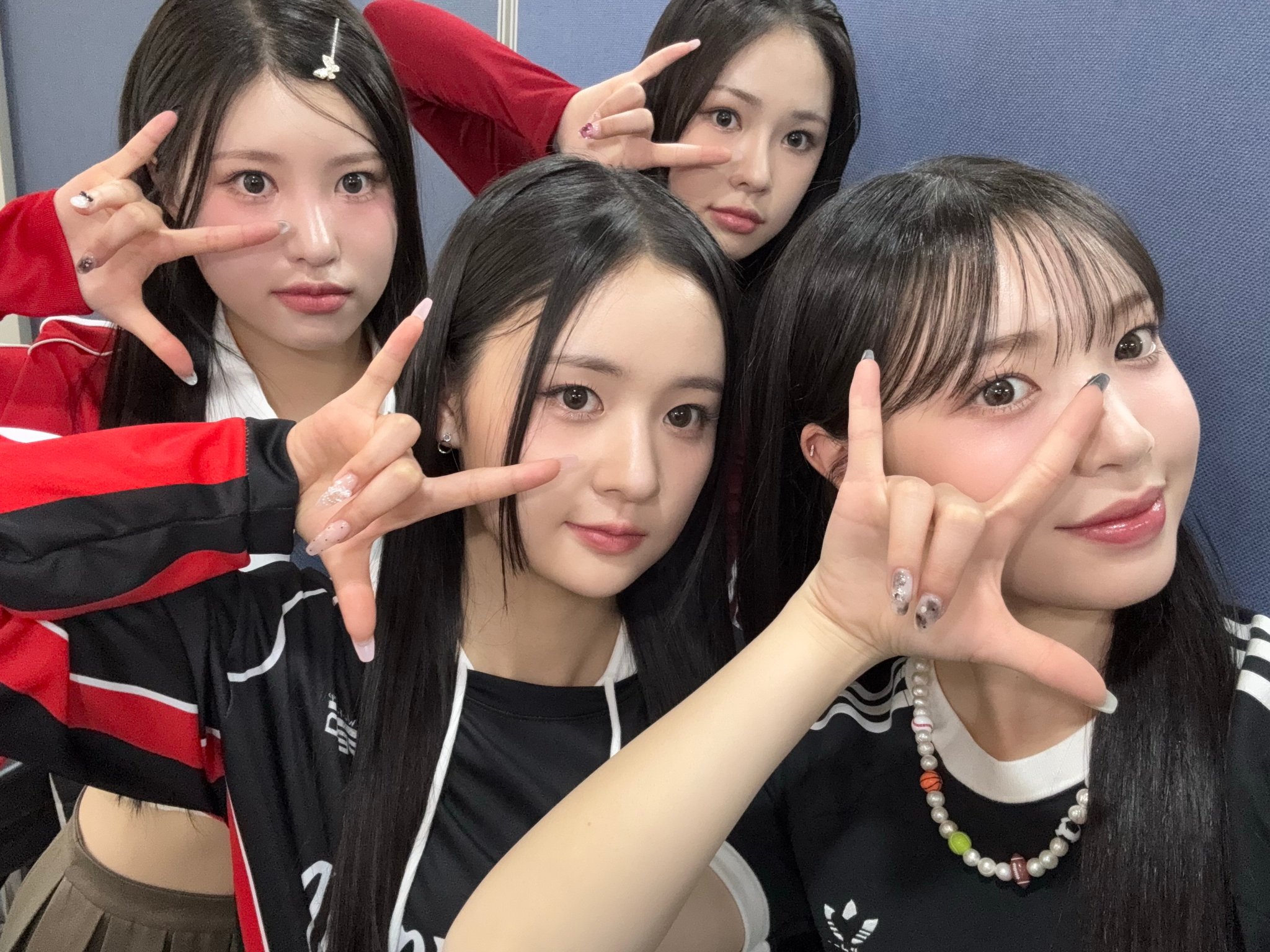 GmjoxYUakAAd6jF?format=jpg&name=large