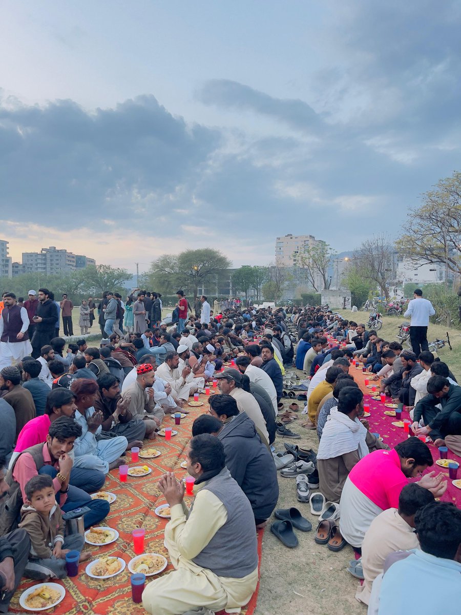MSfoundationPK's tweet photo. ALHAMDULILLAH! Smiles are spreading across Pakistan As Million Smiles Foundation hosts the IFTAR DASTARKHWAN in the Heart of the Nation – ISLAMABAD.

#MillionSmilesFoundation #Humanity #Ramadan #SmilesForHumanity #Iftar #Islamabad https://t.co/pXyEtUsAxm