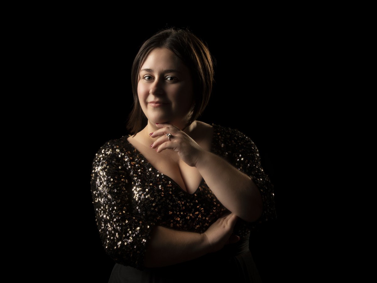 Sara Castrillo es la directora del coro Adamar que nos acompañará en el Réquiem. Es profesora de canto en la Academia coral ciudad de Santander, directora de la Coral Valle de Piélagos-Salcedo y Góspel Experience Santander y colabora desde el 2016 con el cuarteto Scherzando.