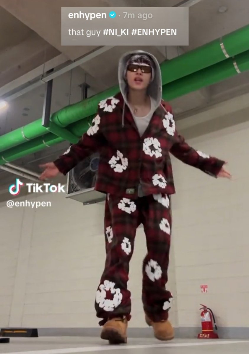 ni_kischeeks's tweet photo. its kinda iconic that he dropped this in the perfect timing, while his haters are barking over a dance challenge video, all the side-by-side comparison videos.. he really said "that guy" pertaining to himself. https://t.co/VDG7QZknwG