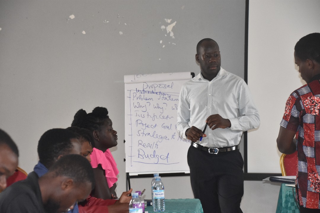 BMMShifters's tweet image. Currently attending a four day workshop on Resource mobilisation at Floral hotel in Wakiso.  Introducing youth to looking for their own resources improves their fundraising abilities in this diverse world.

#letsshiftnow 
#youthempowerment 
#srhr4all 
@INFORMATIO43534  @joachyb