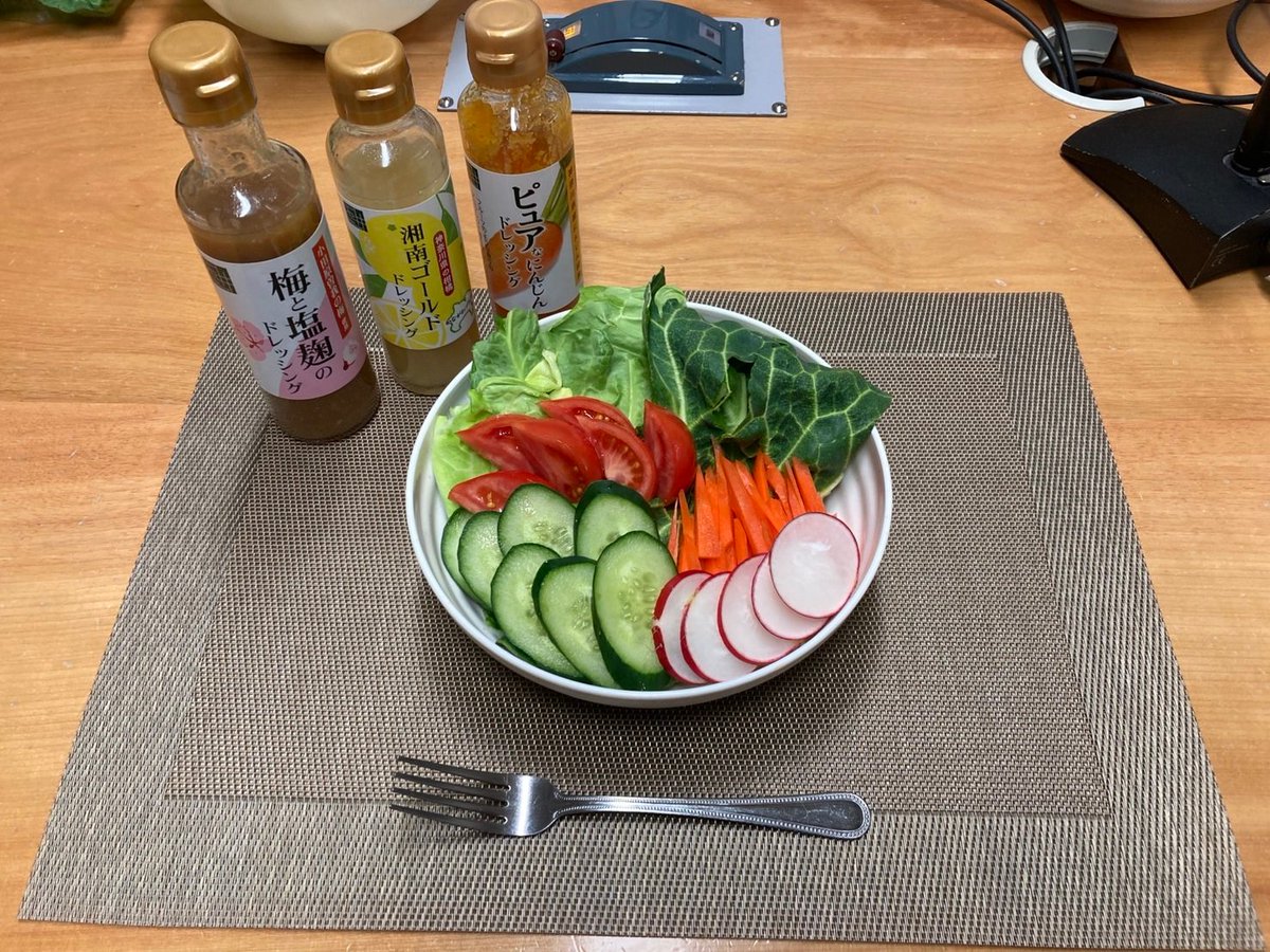 sotsualbum's tweet photo. こちらが #JA全農かながわ の新鮮でおいしいお野菜とドレッシング、そして #秋元真夏 さん作のサラダです。ご本人的にはもっと色々と盛り付けたかったみたいですけど時間がなくて残念。でも流石です！  #坂口愛美 アナは勿論食べるだけ #卒アルラジオ #収録中でも包丁の線は綺麗 #この料理人恐るべし https://t.co/RXiFRat2Uq
