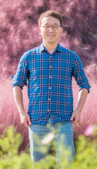 나이 47살, 아이 3명, 직업은 의사인 유부남 자지 보고싶은 사람 댓글 다시거나 쪽지주세요