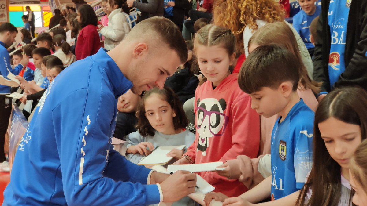 🚨🆕 (2/2)Hoy entrenan con nosotros el CEIP Luis Palacios, CEIP Jesús Castillo, CEIP Lorenzo Medina y Colegio Santísima Trinidad 🏫 ⚽ 

😃 ¡Muchas gracias por vuestra visita!

#ViñaAlbaliValdepeñas #PrimeraDivisiónFS