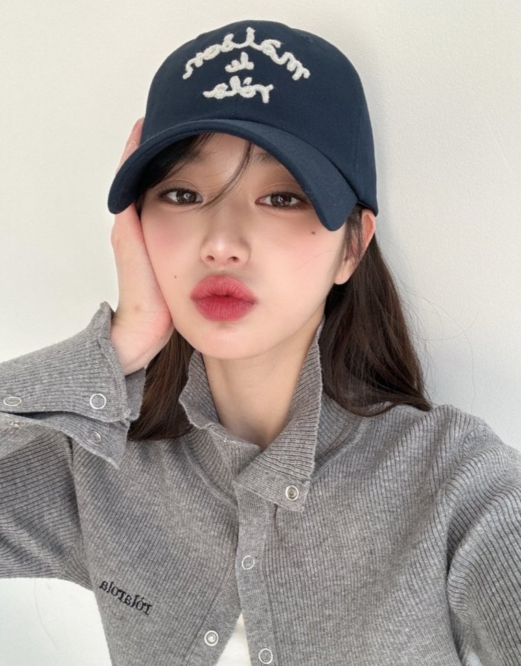 2Lewser's tweet photo. Similarities blue cap of them sharing 
We got Wonyoung coming to bubble blessing us 🥹🧢 https://t.co/R73CsHKD27