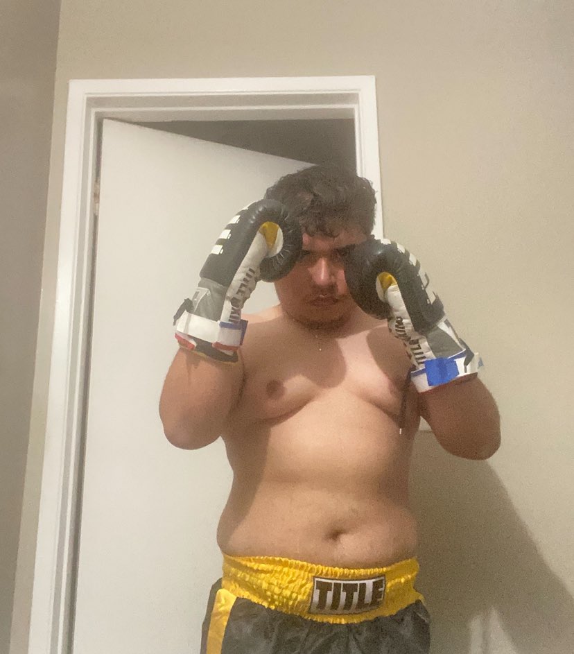 kev_tima's tweet photo. Anyone wanna box? https://t.co/K1MwZQtY7I