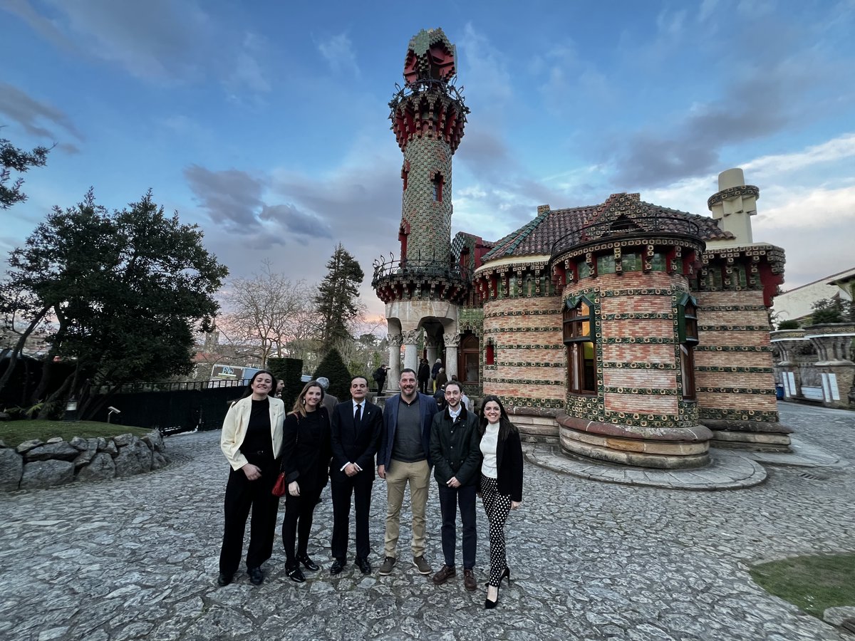 🎂Celebramos los 140 años de El Capricho de Gaudí

Varios integrantes del equipo se han desplazado hasta la villa cántabra de Comillas para asistir a la inauguración de los actos que tendrán lugar por el 140 aniversario de El Capricho de Gaudí