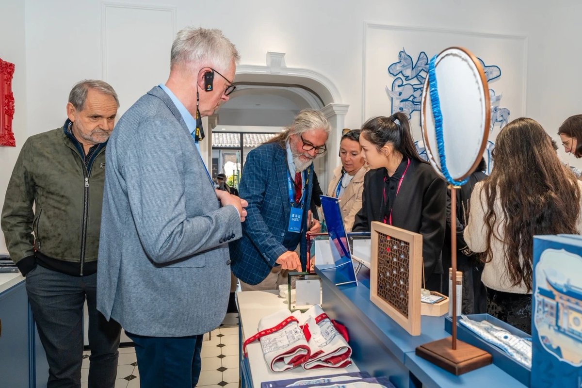 Gathering for the opening ceremony of the 2025 #WuxiIntlMonth on March 20, a group of foreign delegates🌐 got a sneak peak of #Wuxi's charm as they explored the Former Residence of Xue Fucheng✨, located in #Liangxi district, on March 19. From local embroidery and traditional Chinese musical instruments🎶 to chic cultural mementos, international visitors left with excitement in their eyes! #LiangxiCulture #LiangxiTour #IntlExchange