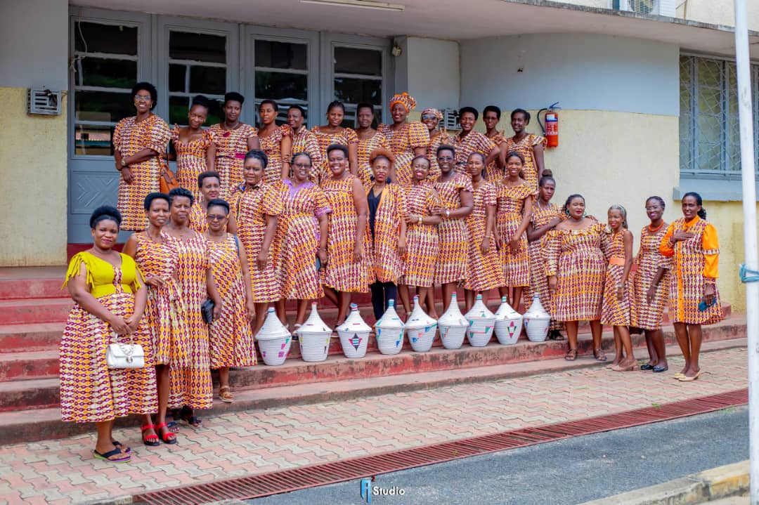 A l'occasion de la célébration de la journée internationale dédiée  à la femme, les femmes qui travaillent à l'Hôpital Prince Régent Charles  se sont réunies pour partager un moment de convivialité et de solidarité, toutes vêtues du même pagne traditionnel,