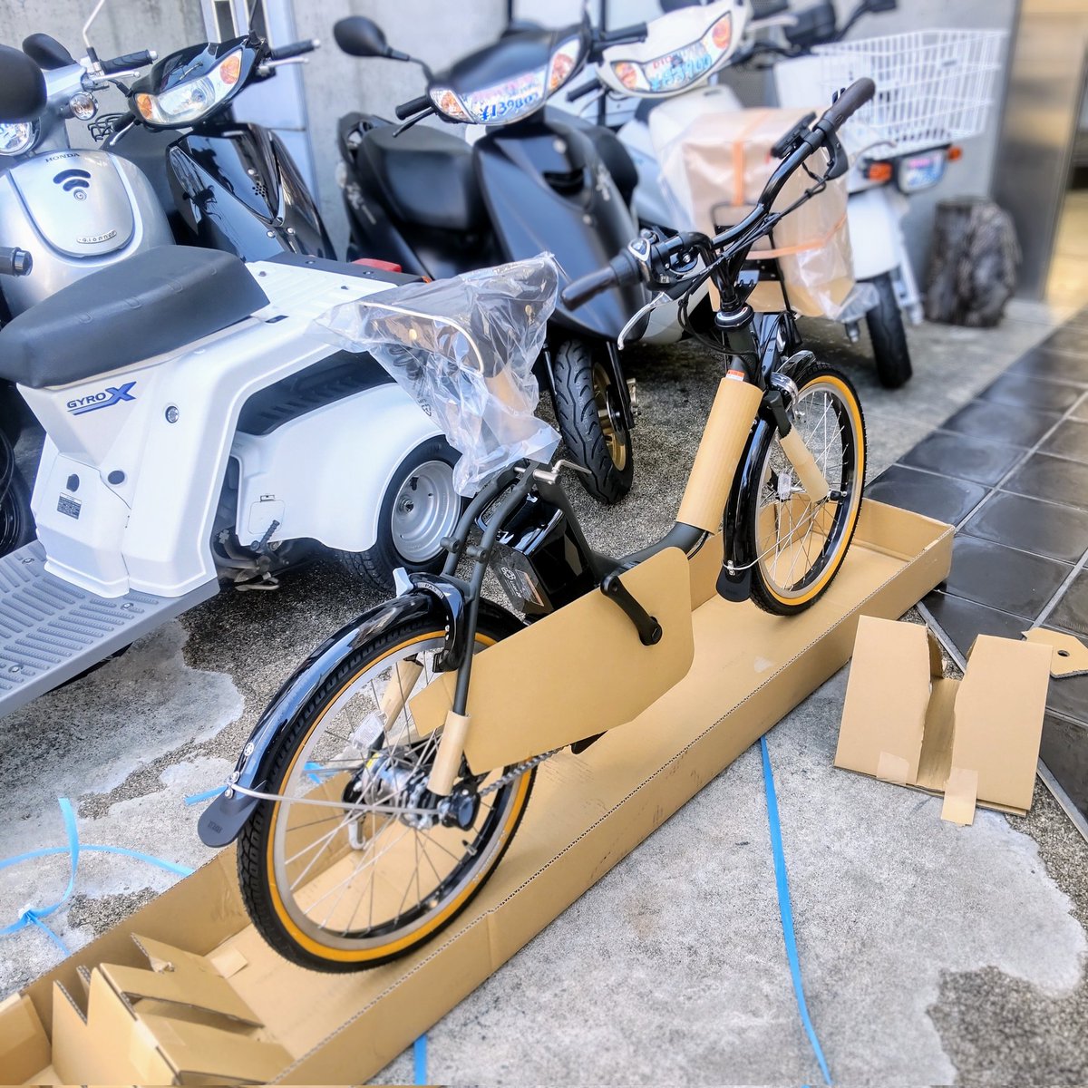 こんなでっかい箱で届きます❗️
運送会社のお兄さんも大変そうで、いつもは店内まで荷物を運んで来るのですが
お店の一番手前に降ろして行きますww
自分も運ぶの大変なので、その場で開梱し自転車押して店内へ😁
20インチYAMAHAの電動アシスト自転車【PAS CITY-C】
#取手市 #自転車 #茨城県