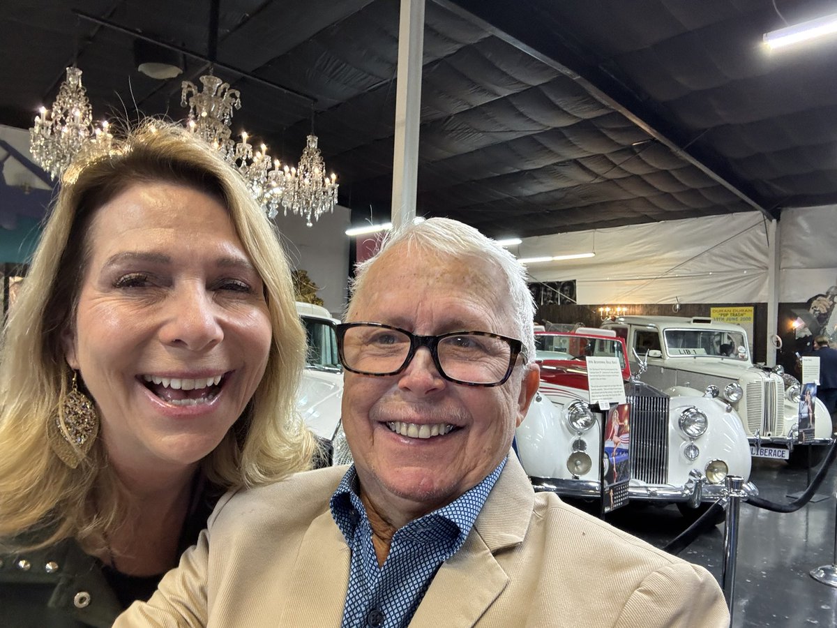 TheCuisineist's tweet image. BLING!  Wonderful evening @chiccompassmag @forgottensongmusic @hollywood_cars_museum Hollywood Nights Liberace Lights Event #chiccompassmagazine #hollywoodcarsmuseum #lasvegas #journalist #luxurylifestyle #cuisineistconfidential Cuisineist.com #Cuisineist #classiccars