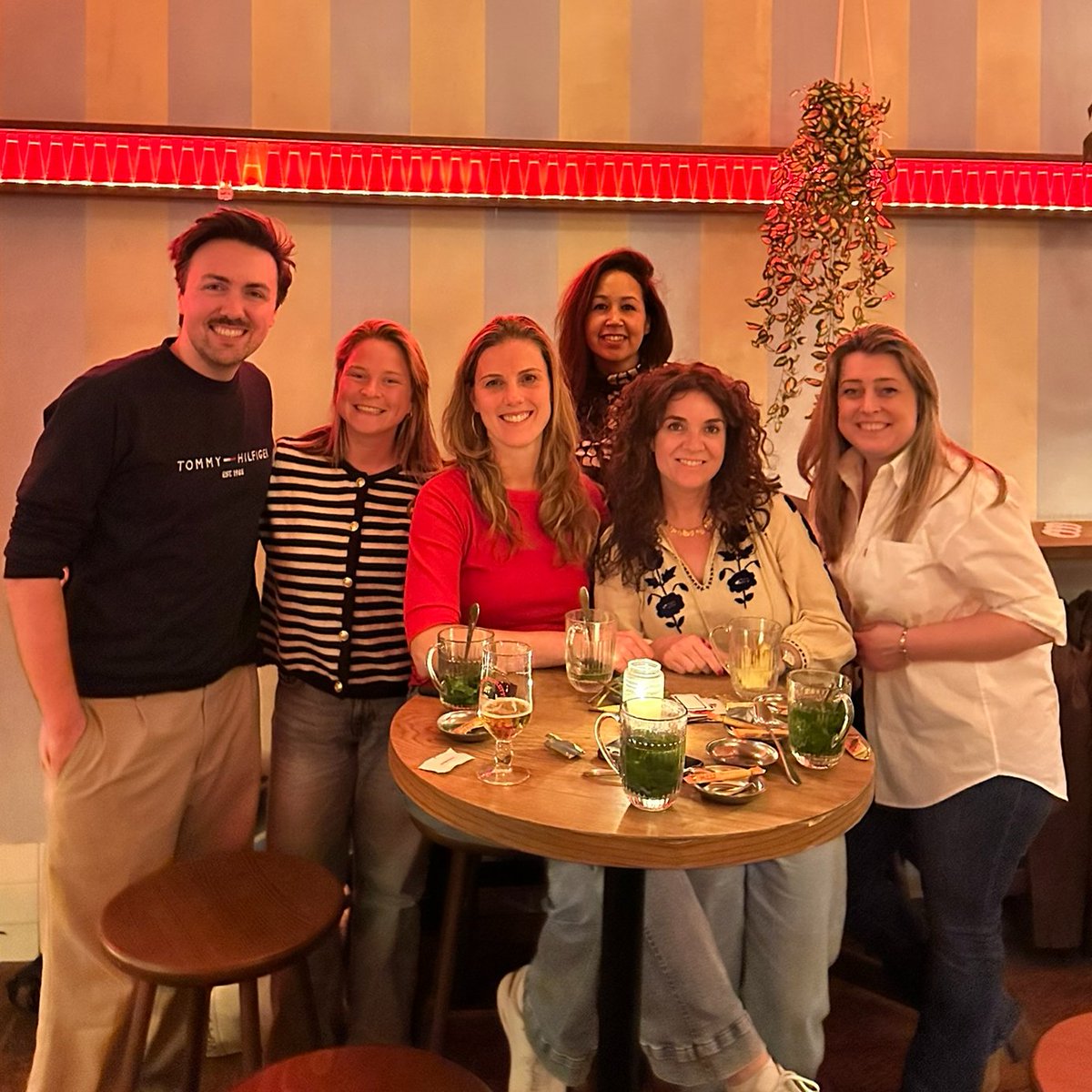 Dank aan dit fantastische team - Babette Kasteleijn, Ruben Dekker, Kelly van Tilborg en Patricia Cronie - voor het maken van onze podcastserie 'Cold Cases: Tegen het licht'.

Geniet dit weekend van de zon én van onze podcast: open.spotify.com/show/6bh8Ftb2Z…
