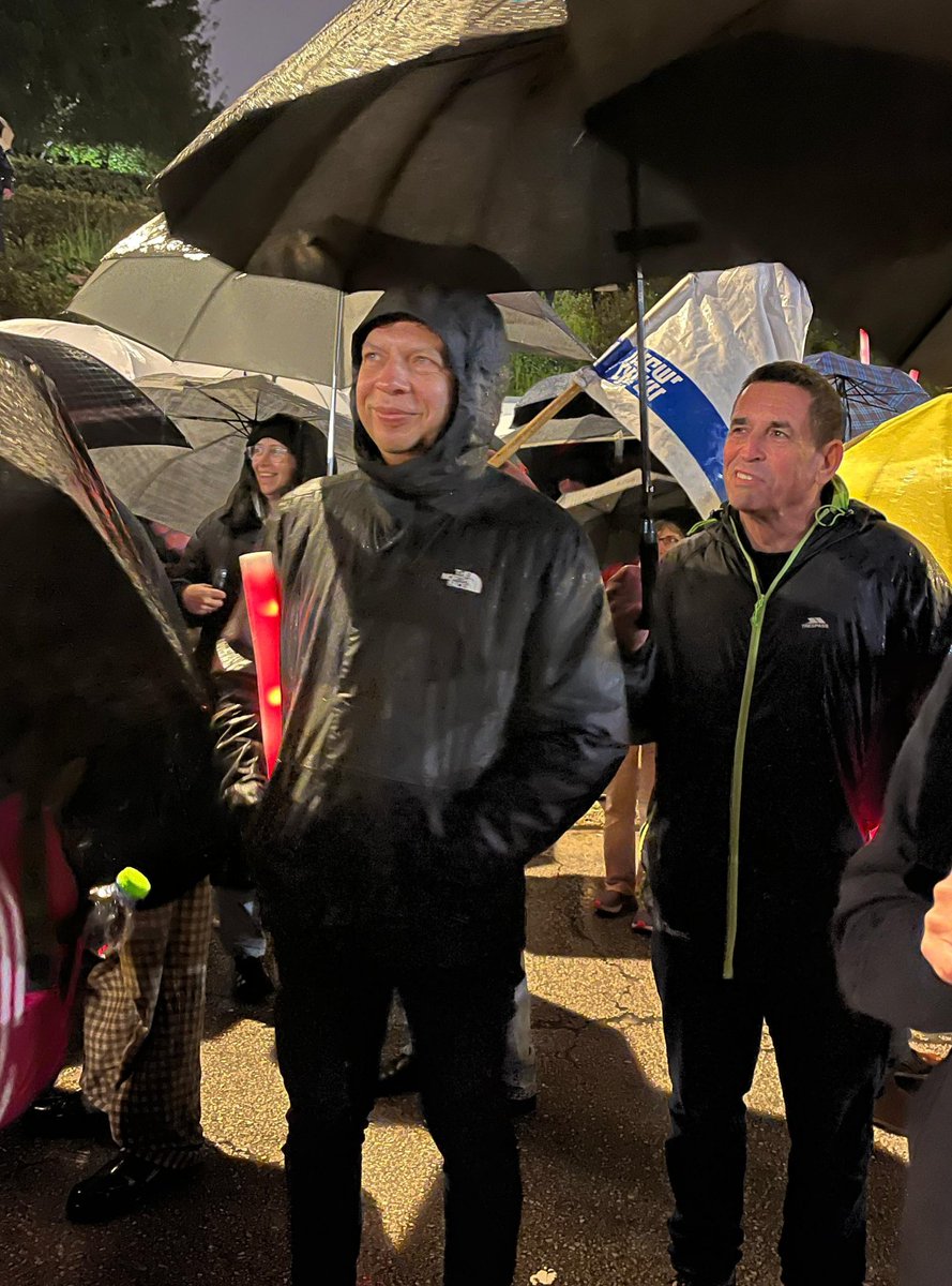 אתמול היה קר.

5 מעלות, רוחות עזות, גשם שוטף. ואם זה לא מספיק - רגע לפני ההפגנה מול קרית ראש הממשלה אמש נשמעה אזעקה ברחבי ירושלים. אפילו אני הייתי סקפטי לגבי כמות המשתתפים, אך במהרה הכביש ליד הקריה התמלא בישראלים טובים עם מטריות. היו שם אלפים רבים, עמדו זה ליד זה, וזה גם לא משנה