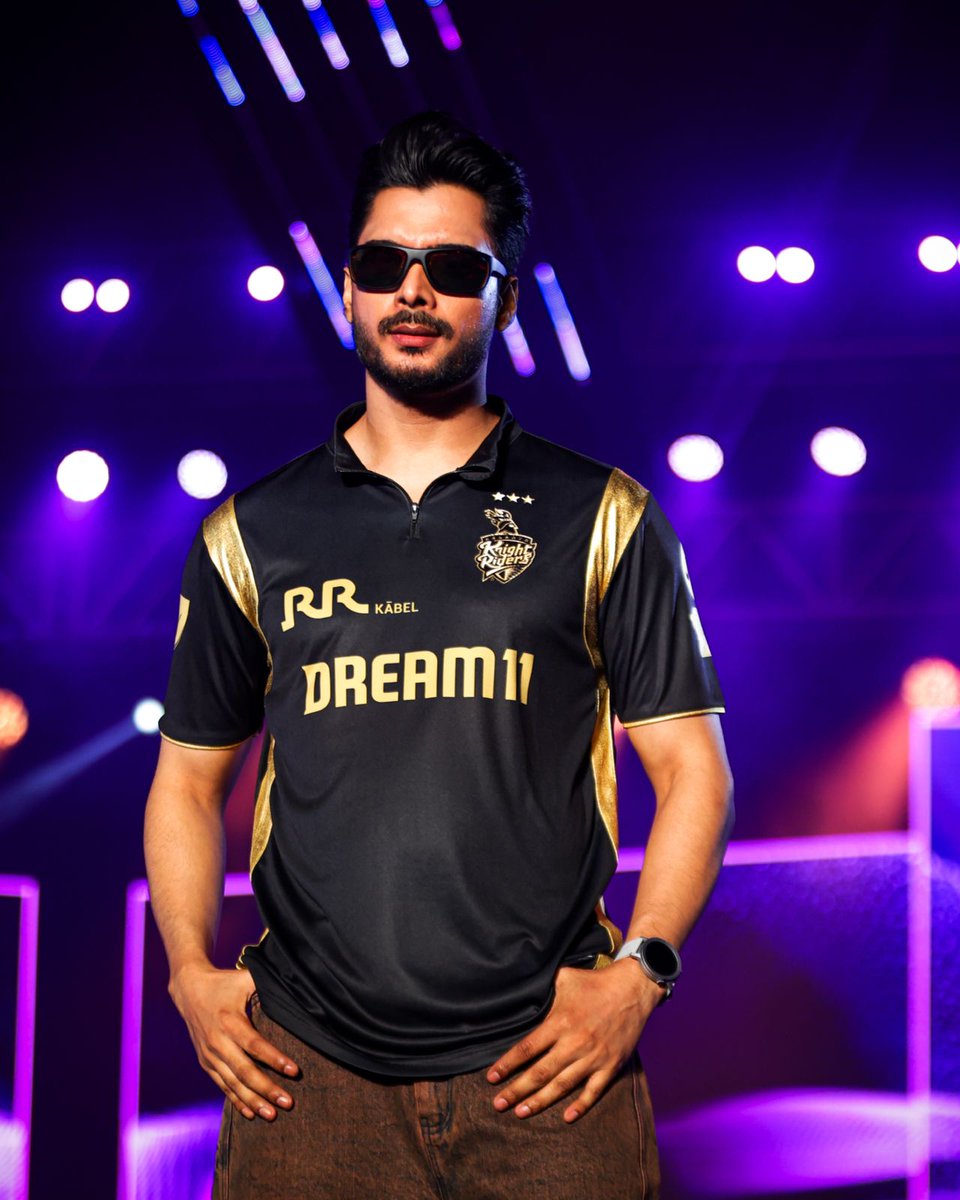 bignewshouse's tweet photo. KKR relaunches its iconic black and gold fan jersey from 2008 
#KKR #KKR2025 #BlackAndGold #TATAIPL2025 #KKRMerchandise #KnightsUnplugged #SIX5SIX #Valiente #IPLThrowback #CricketFashion #18YearsOfKKR #bignewshouse #bignews #breakingnews #India
https://t.co/cWoPqzcygj https://t.co/Xl0vMBV3oF