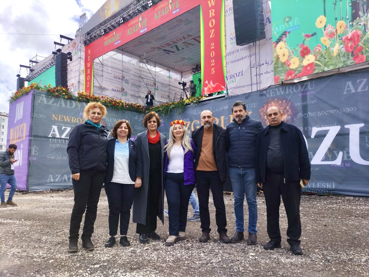 Newroz etkinlikleri kapsamında bugün Amed'de Konfederasyonumuz Eş Genel Başkanı Ayfer Koçak, Genel Sekreter Sevgi Yılmaz ve Sendikamız Genel Başkanı Tonguç Özkan'ın da aralarında olduğu İş kolu MYK üyeleri, Sendikamız Amed Şube üye ve yöneticileri Newroz alanındalar.

Halkların