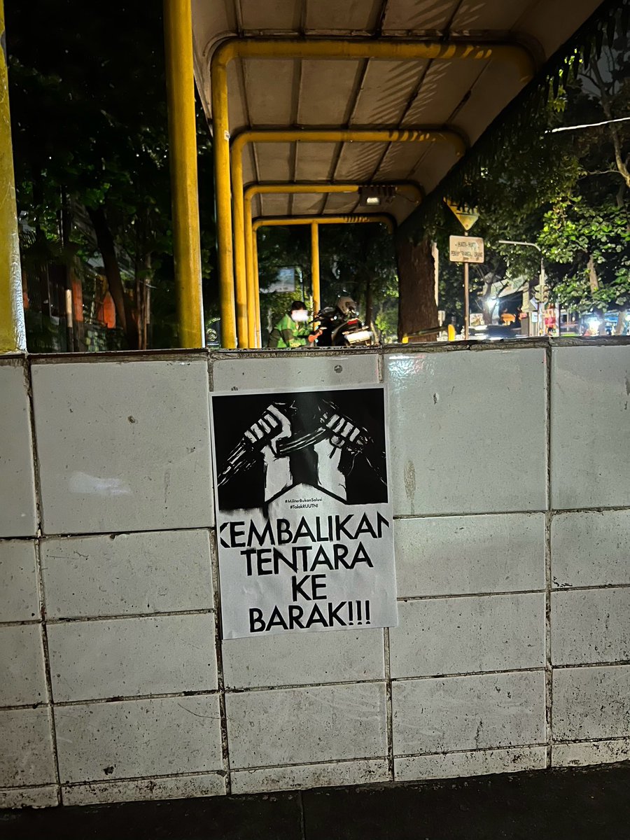 HASTAGNYA MULAI TURUN, SEDANGKAN PERLAWANAN DILAPANGAN MASIH BERGERAK. 

#TolakRUUTNI
#TolakRevisiUUTNI
#PeringatanDarurat 
#IndonesiaGelap
#TolakDwifungsiABRI