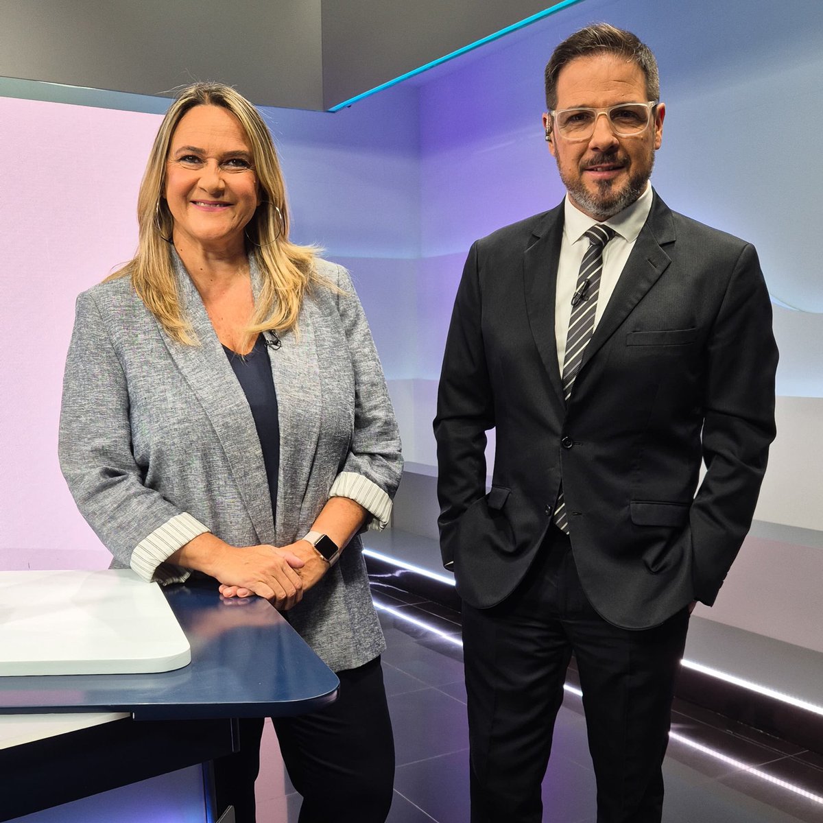 ¡Feliz viernes! Terminamos la semana bien informados de la mano de la calidez, profesionalismo y buena onda de <a href="/Vaguerre/">Viviana Aguerre</a> y <a href="/FedePazOk/">FedePaz</a> 🙌🗞️ Prendete a #Teledía por la pantalla de <a href="/Canal4_UY/">Canal 4</a> 📺