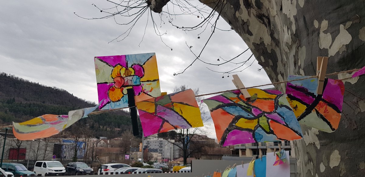 Visite de M.Aymeric MEISS #DASEN05 à l'école La Pépinière à Gap le 20/03/2025 pour #lagrandelessive Thème "du papier, des papiers, vos papiers ". Des élèves fiers de présenter leurs productions de papier de toutes formes et matières : plié, froissé, déchiré, mâché, transparent...