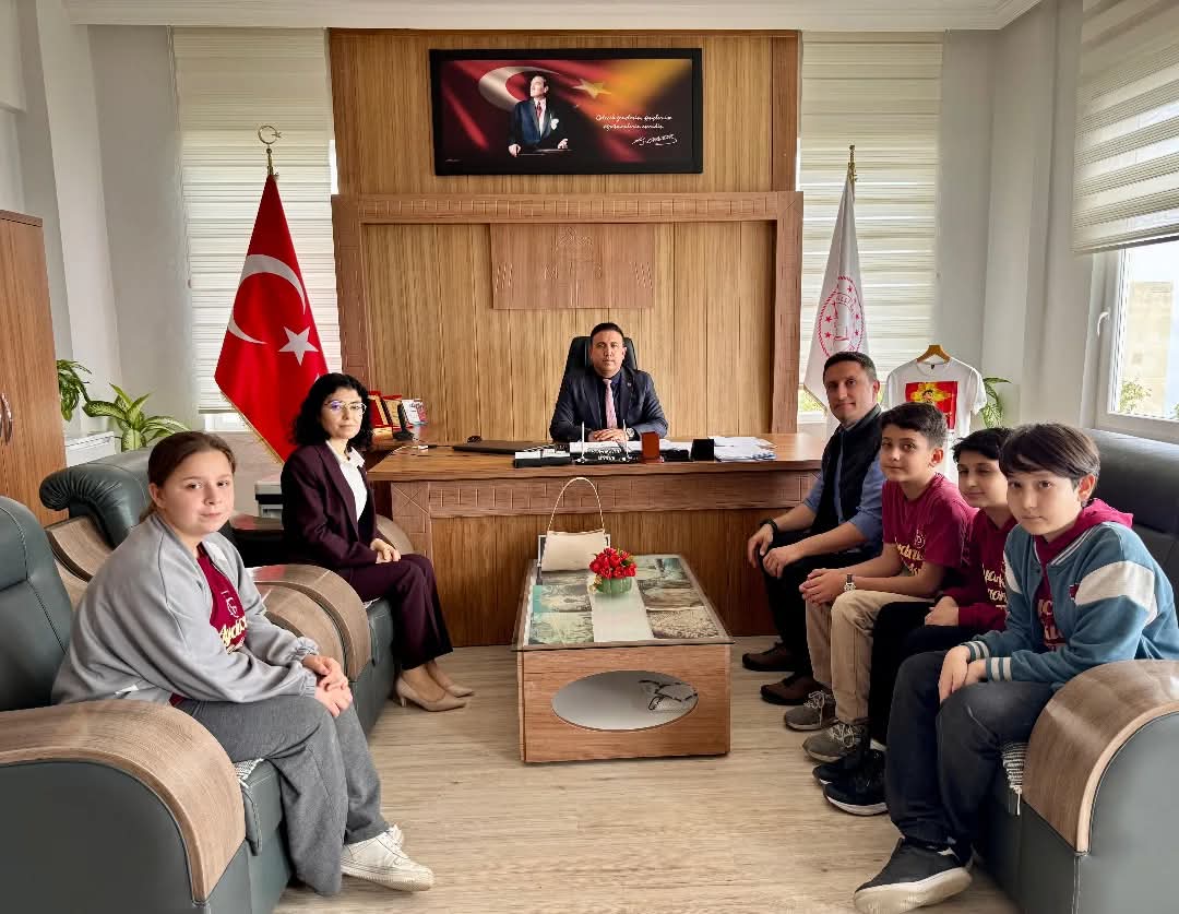 aydincikmem's tweet photo. #ErasmusPlus Okul Eğitimi  kapsamında 23-29 Mart tarihleri arasında Macaristan’ın başkenti Budapeşte’de "21.Yüzyıl Becerileri" konusunda gerçekleştirecekleri öğrenci hareketliliğine katılacak olan Aydıncık Ortaokulu öğretmen ve öğrencilerini misafir ettik. https://t.co/rbqV6MFhpT