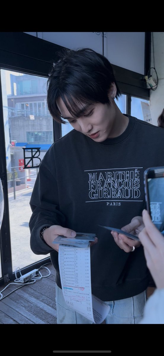 the long receipt that jacob had after buying merch for deobis at the pop-up store 🥺
