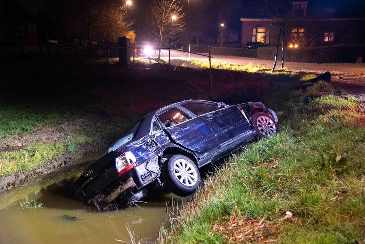 Auto uit de bocht en te water in Hoogblokland