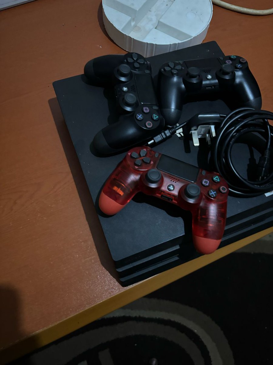 Ps4 four months home used withe 3 controllers,,hdmi and power cable