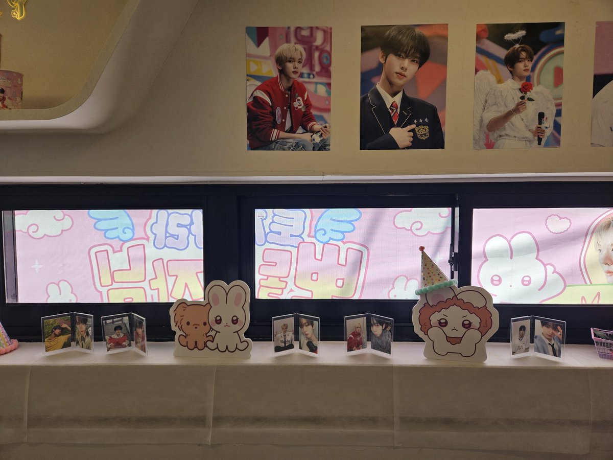 들어가자마자 익숙한 토끼 풍선이 반겨준다..// 디저트도 너무 귀여웠고 전시된 유진이 사진 사이사이에 커여운 토끼 캐릭터들이 있어서 더 귀여웠어요 🐰🐰
#prince_bbodol_of_bunnyland