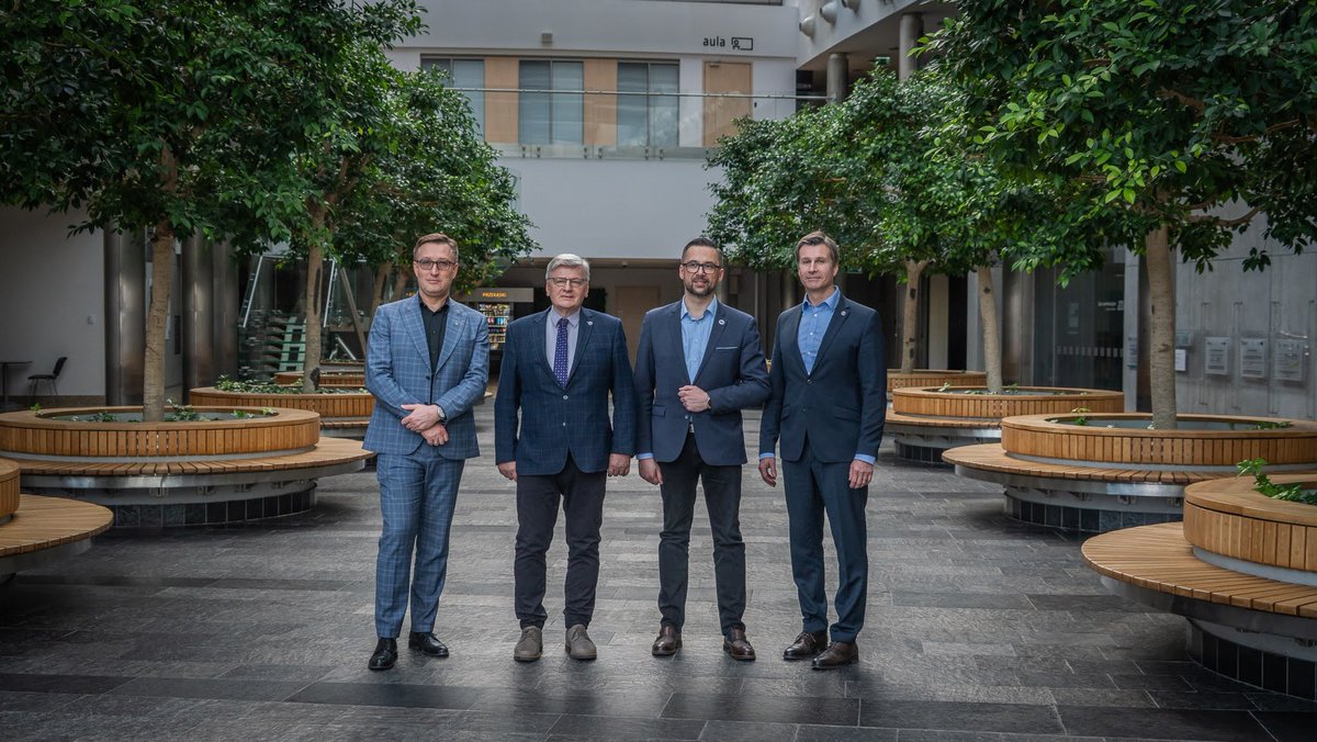 Ministerstwo Nauki i Szkolnictwa Wyższego (@mnisw_gov__pl) on Twitter photo 📣 Minister <a href="/MarcinKulasek/">Marcin Kulasek</a> z wizytą na <a href="/UniWarszawski/">Uniwersytet Warszawski</a>.
👥 Na zaproszenie prof. dr hab. <a href="/AlojzyZNowak/">Alojzy Z. Nowak</a>, rektora UW, Minister miał okazję obejrzeć historyczną i nowoczesną część kampusu warszawskiej uczelni, a także porozmawiać o najbliższych i długofalowych planach placówki. 📣 Minister <a href="/MarcinKulasek/">Marcin Kulasek</a> z wizytą na <a href="/UniWarszawski/">Uniwersytet Warszawski</a>.
👥 Na zaproszenie prof. dr hab. <a href="/AlojzyZNowak/">Alojzy Z. Nowak</a>, rektora UW, Minister miał okazję obejrzeć historyczną i nowoczesną część kampusu warszawskiej uczelni, a także porozmawiać o najbliższych i długofalowych planach placówki.