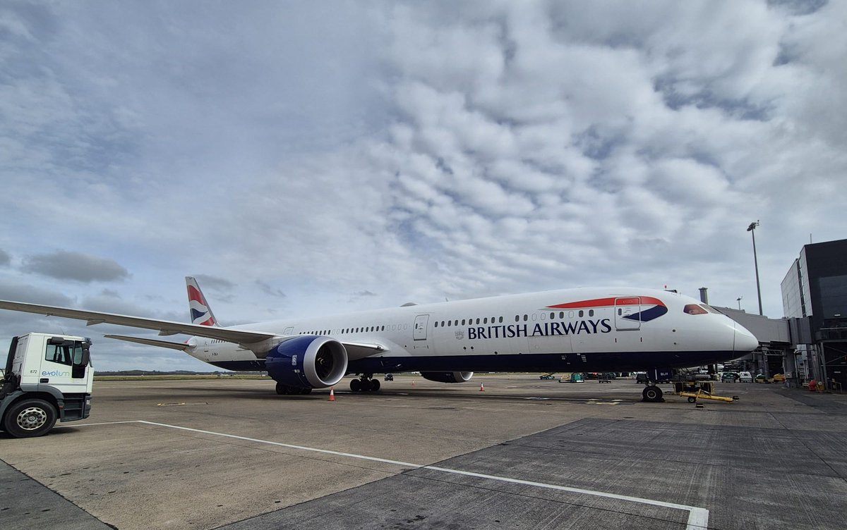 Happy to help our colleagues at London <a href="/HeathrowAirport/">Heathrow Airport</a> today by facilitating a number of diversions at Shannon Airport.

This morning's first diversion landed safely at 04.26am ✈️ 

(1/3)