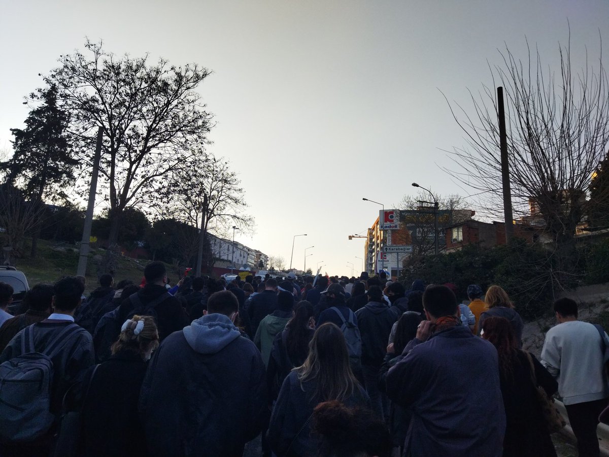 DEU'daki arkadaşlarımızı aldık, valiliğin yasağını kabul etmedik! 

Gençlik yürüyor mücadele büyüyor!

#buca #bornova #izmir