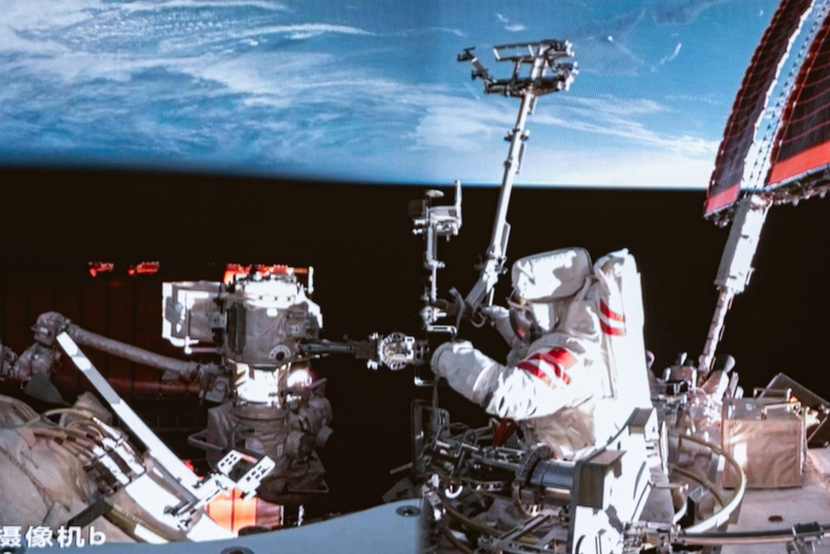 ChinaDaily's tweet image. Crew members of the #Shenzhou XIX mission have conducted their third #spacewalk outside the Tiangong space station, completing several assignments, according to the China Manned #Space Agency. bit.ly/4inpUda