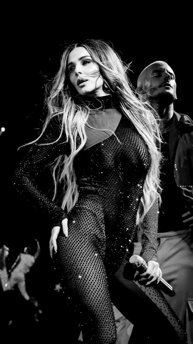 bestofchezza's tweet photo. alright I miss seeing this girl on stage so much! 🖤 https://t.co/8h41yAPoYv