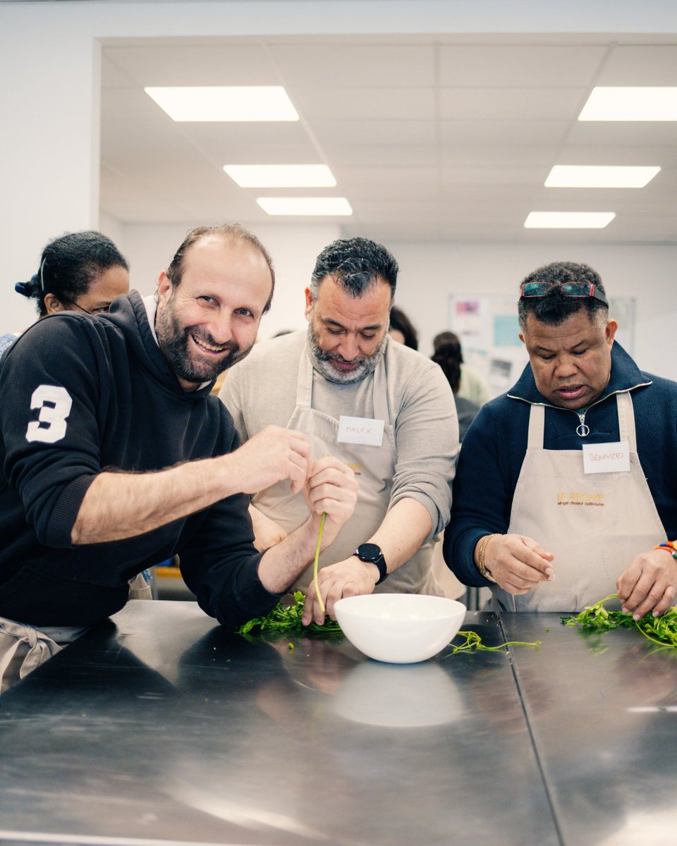 SecourspopParis's tweet image. 🍽️ Tous les lundis, le @secourspopparis et @le_recho s’unissent, pour proposer aux personnes accueillies par notre association un atelier où chacun peut découvrir des recettes gourmandes et accessibles.💡