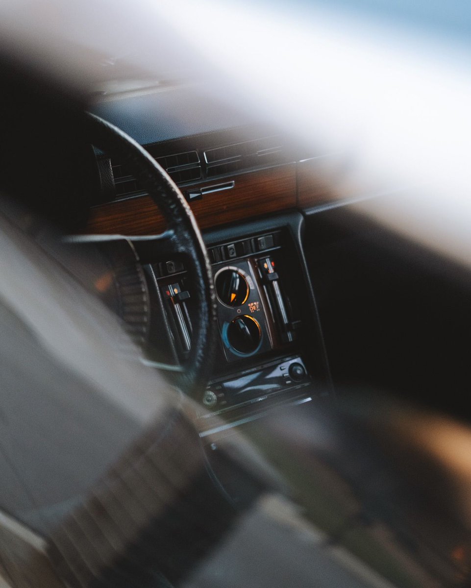 Interior goals: Wood panelling so smooth, you can almost hear the soft jazz playing. 

📷 @idriveclassics for #MBfanphoto
 
#MercedesBenz #MBclassic #W116