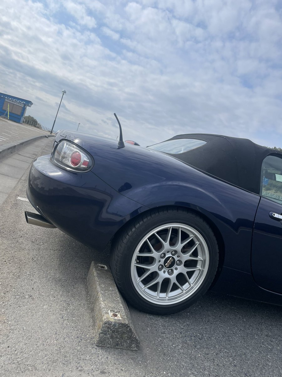 スポーツカー感出てきた👍

(アンテナ曲がってるのわろた)