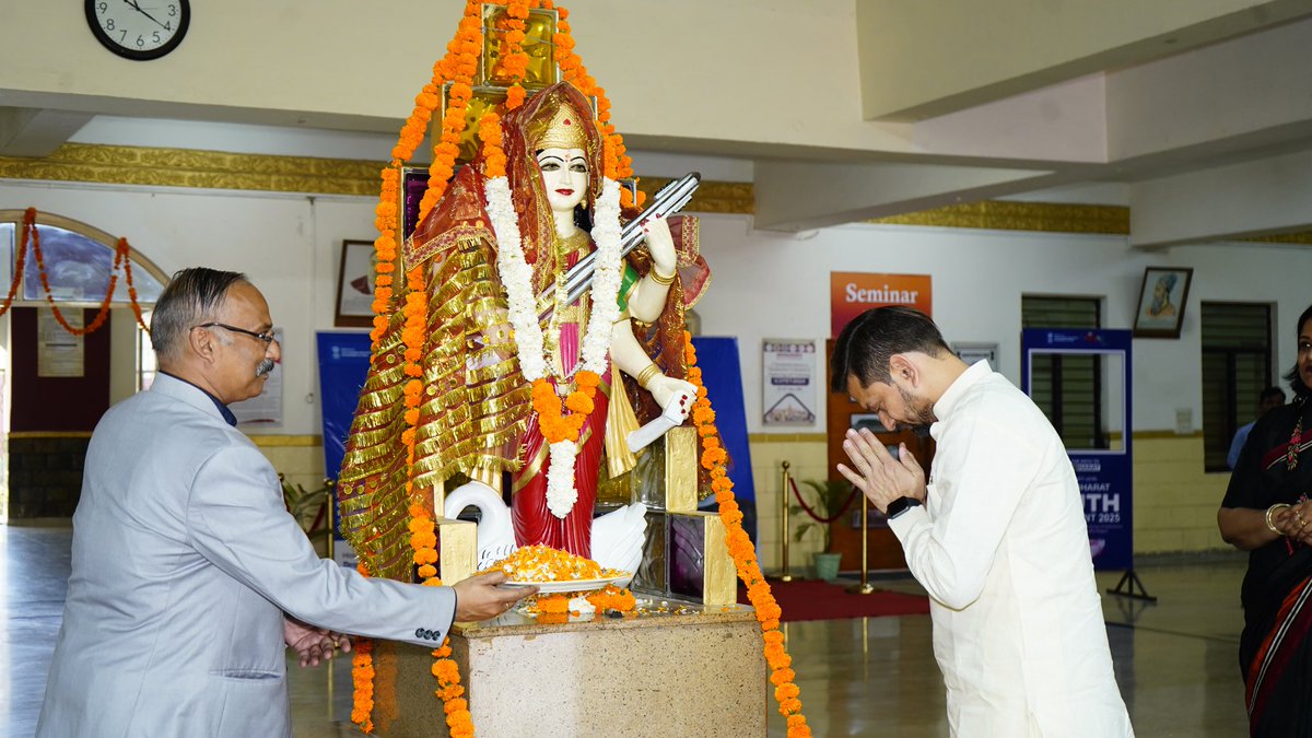 Arpit4BJP's tweet photo. आज द्रोणाचार्य ग्रुप ऑफ़ इंस्टिट्यूशन ग्रेटर नोएडा में जिला स्तरीय विकसित भारत युवा संसद - 2025 उद्घाटन समारोह कार्यक्रम में मुख्य अतिथि आदरणीय गुरु जी MLC शिक्षक, श्रीचंद शर्मा जी के साथ सहभागिता रही। इस अवसर पर अपने सम्बोधन से युवाओं का मार्गदर्शन किया एवं आदरणीय प्रधानमंत्री श्री @narendramodi जी के सपने “एक भारत श्रेष्ठ भारत “  में युवाओं की महत्वपूर्ण भूमिका पर प्रकाश डाला।