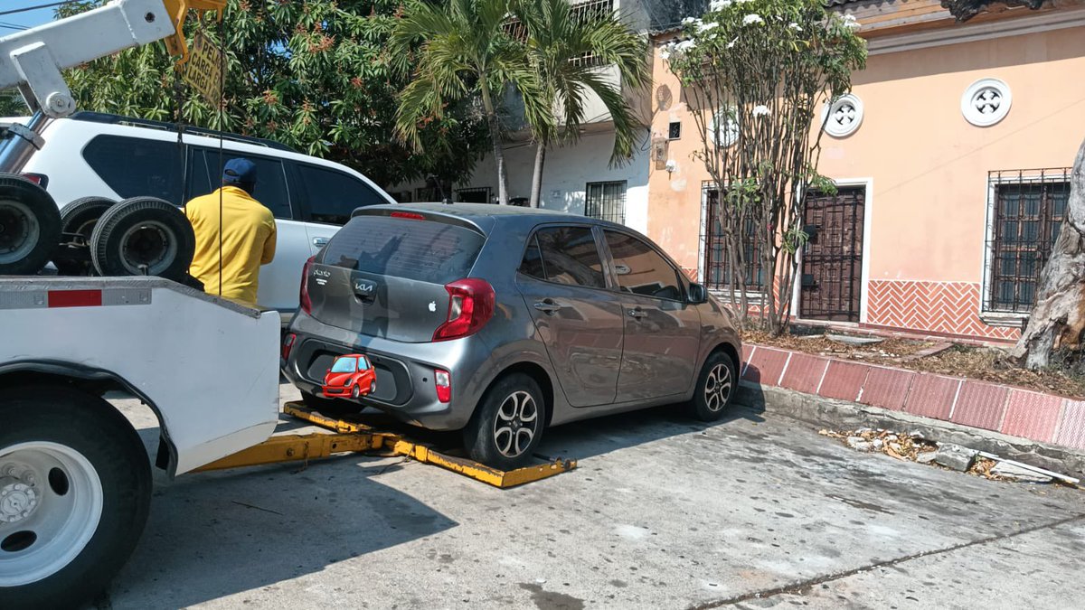 TransitoBaq's tweet photo. 🚗 Día a día realizamos operativos de mal parqueo en distintos sectores, detectando y sancionando a los infractores que estacionan en lugares prohibidos.

Conductor: Evita sanciones e inmovilizaciones de tu vehículo y #NoSeasMalParqueado.

Valor de la infracción: $603.939 https://t.co/e8Nww77ifb